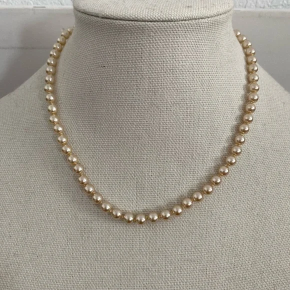Vintage 1960s imitation pearl necklace and earring set - Picture 10 of 12